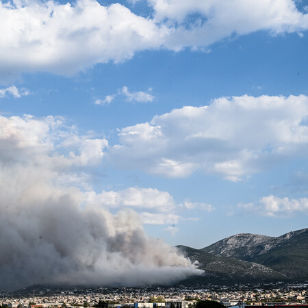 Φωτιά στην Πάρνηθα: Οι φλόγες φτάνουν στον Εθνικό Δρυμό