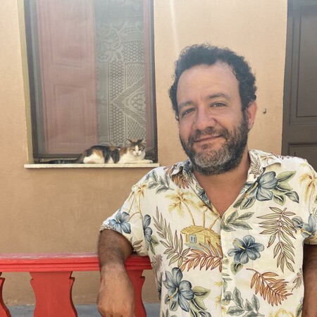 ΚΥΡΙΑΚΗ Νίκος Βεργέτης: «Ακόμα και η κωμωδία είναι τραγωδία και χρόνος» ή «Στην Αθήνα, το καλό και το κακό είναι ένα τσιγάρο δρόμος»