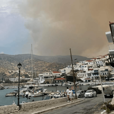 Φωτιά στην Άνδρο: Μήνυμα από το 112 για εκκένωση