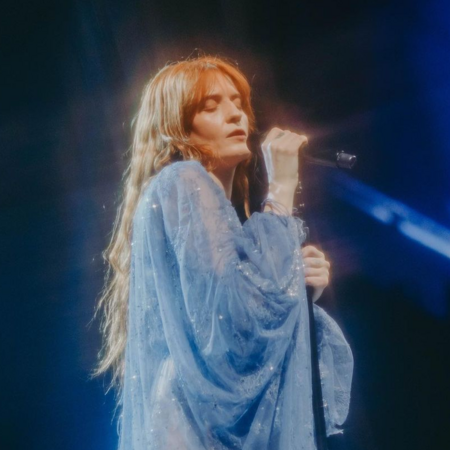 Florence and the Machine: Η Florence Welch αποκάλυψε ότι υποβλήθηκε σε επέμβαση που της έσωσε τη ζωή