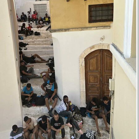 Καστελόριζο: «Για μέρες 50 πρόσφυγες κρατούνταν σε σκαλάκια δίπλα στο λιμεναρχείο», καταγγέλλει η Εύα Στεφανή