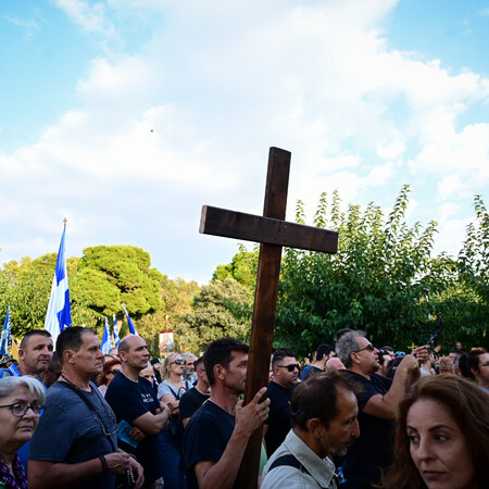 Με σταυρούς και εικόνες στο συλλαλητήριο για τις νέες ταυτότητες στη Θεσσαλονίκη