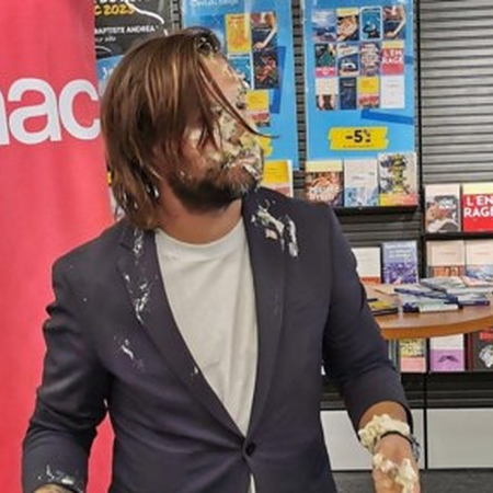 Βέλγιο: Ανδρας έριξε τάρτα σε πολιτικό τη στιγμή που υπέγραφε βιβλία