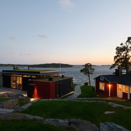 Ένα εξοχικό σπίτι δεσπόζει στις βραχώδεις ακτές της Σουηδίας