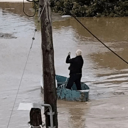 Κακοκαιρία- Καρδίτσα: 80χρονος πήρε τη βάρκα του και απεγκλώβισε συγχωριανούς του
