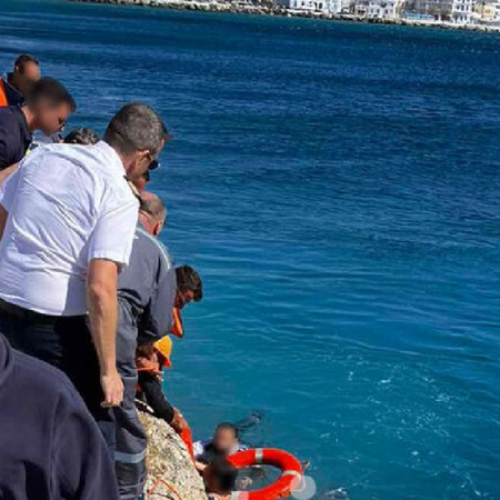 Τήνος: Γυναίκα έπεσε στη θάλασσα κατά την επιβίβαση 