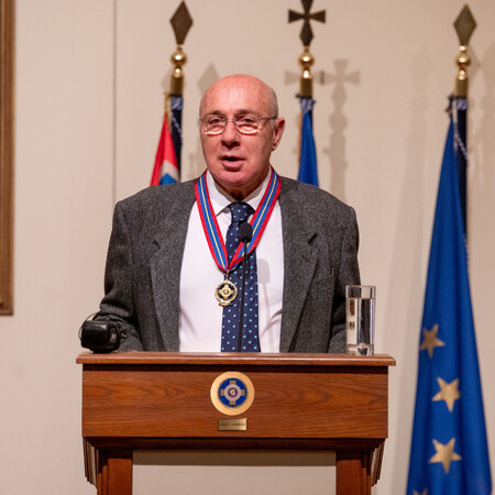 Ο Γιώργος Λούκος τιμήθηκε με το μετάλλιο του δήμου Αθηναίων