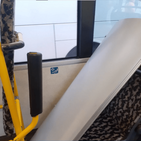 Ξεκόλλησε τμήμα οροφής λεωφορείου του ΟΑΣΘ και έπεσε στο κεφάλι επιβάτισσας