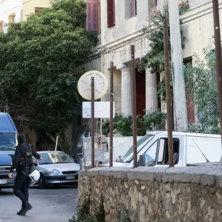 Εκκένωση κατάληψης στο Ηράκλειο: Τραυματίστηκε συλληφθείς που πήγε να διαφύγει από τους αστυνομικούς