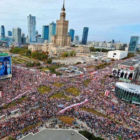 Πολωνία: Χιλιάδες πολίτες σε διαδήλωση της αντιπολίτευσης στη Βαρσοβία
