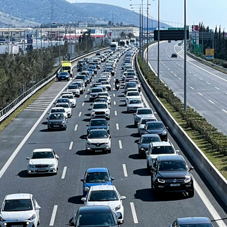 Αυξημένη σήμερα η κίνηση στους δρόμους της Αττικής- Πού παρατηρούνται καθυστερήσεις