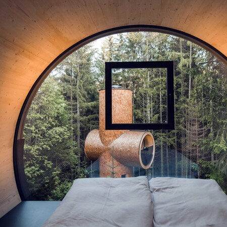 Σωληνοειδή «δεντρόσπιτα» ξεπηδούν μέσα στο αυστριακό δάσος 