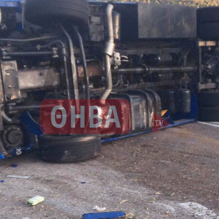 Τροχαίο δυστύχημα στα Βίλια: Ανετράπη νταλίκα που μετέφερε ζώα