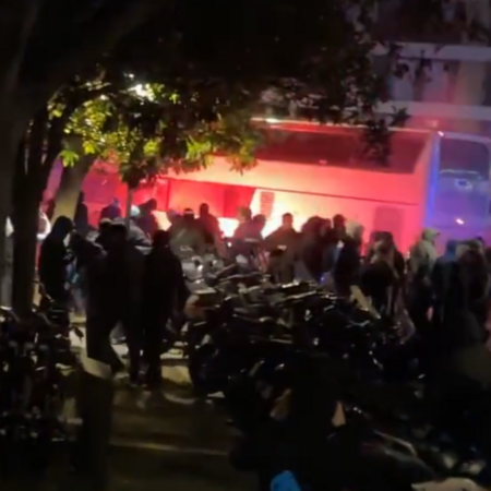 Μασσαλία: Οπαδοί της Μαρσέιγ επιτέθηκαν με πέτρες στο πούλμαν της Λιόν