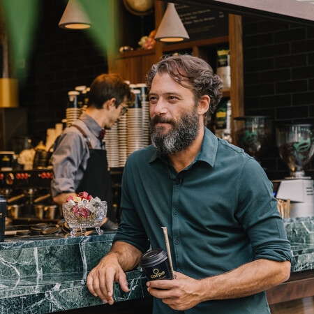 Γιατί ο καφές του carpo έχει γίνει talk-of-the-town; Ο Αντίνοος Αλμπάνης ξέρει την απάντηση