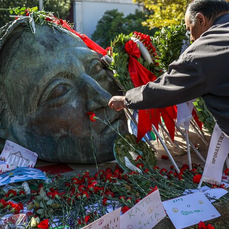 Πολυτεχνείο: Πλήθος κόσμου με λουλούδια για την επέτειο 