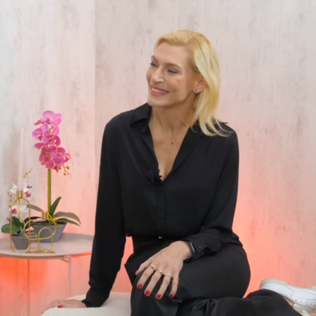 «50 Shades of Fake»: Η Ζέτα Δούκα έγινε 50 και τρολάρει τα στερεότυπα για την ηλικία