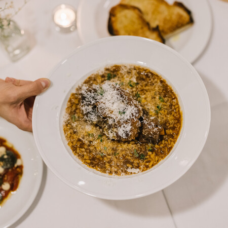 Ταβέρνα των Φίλων: Μόλις άνοιξε στον Κολωνό για τραπέζια απλά και παρεΐστικα 