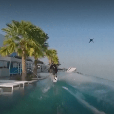 Ντουμπάι: Έκανε σερφ σε πισίνα ουρανοξύστη και πτώση με αλεξίπτωτο, από τα 300 μ.