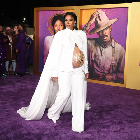 Η έγκυος Ciara εμφανίστηκε με «χρυσές πινελιές» στην κοιλιά της