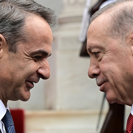 Guardian για επίσκεψη Ερντογάν: «Ο απρόβλεπτος ηγέτης αφήνει στην άκρη την... πυγμαχία»