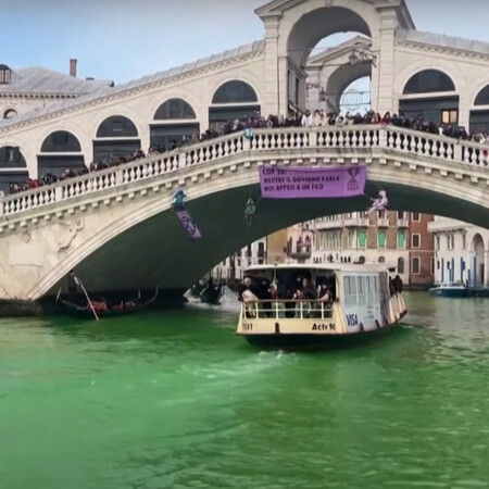 Βενετία: Ακτιβιστές έβαψαν πράσινη τη λιμνοθάλασσα της – Οι κατηγορίες που αντιμετωπίζουν