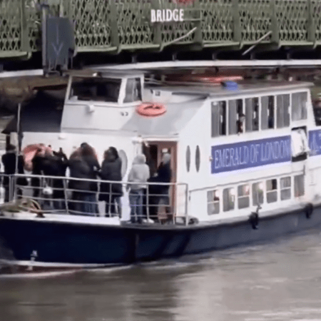 Σκάφος με οπαδούς «κόλλησε» κάτω από γέφυρα στο Λονδίνο