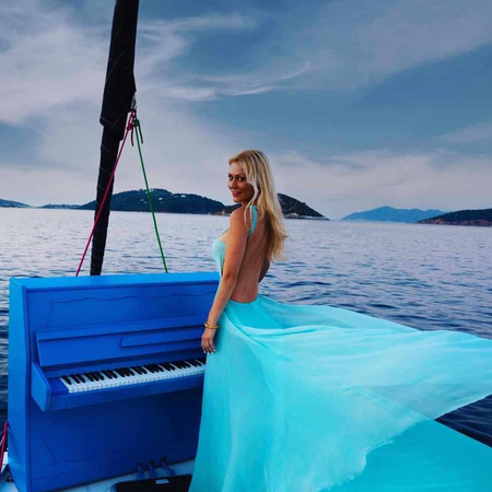 Η Έλενα Ξυδιά θα παίξει πιάνο μαζί με το ολόγραμμά της - Τι ετοιμάζει η «ιπτάμενη πιανίστρια»