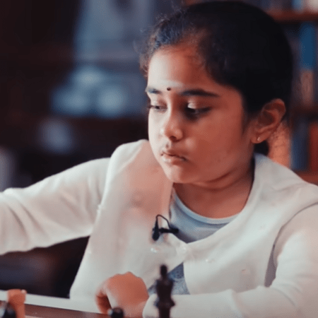 Η 8χρονη μαθήτρια που γράφει ιστορία στο σκάκι, ξεκίνησε να παίζει κατά λάθος