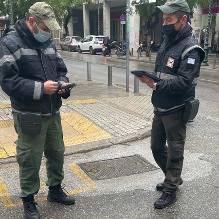 Λαμία: Χτύπησε δημοτικό αστυνομικό γιατί του έκοψε κλήση για παράνομο παρκάρισμα 