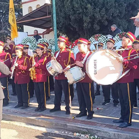 Κοσμοσυρροή στο Κοκκινοχώρι Καβάλας για το τελευταίο αντίο στον Βασίλη Καρρά