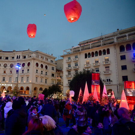 Ό ουρανός της Θεσσαλονίκης πλημμύρισε φαναράκια 