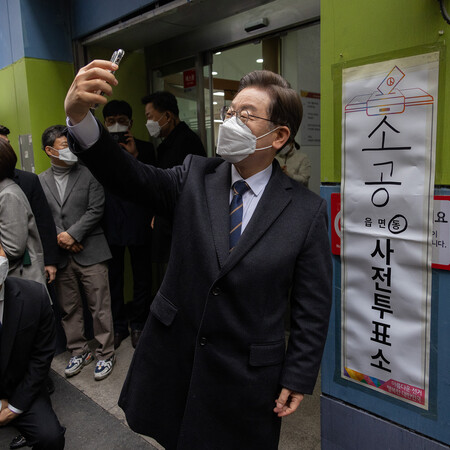 Νότια Κορέα: Επίθεση με μαχαίρι δέχθηκε ο ηγέτης της αντιπολίτευσης