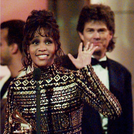 Κάνοντας unboxing το λαμπερό φόρεμα που φορούσε η Whitney Houston στα βραβεία Grammy το 1994