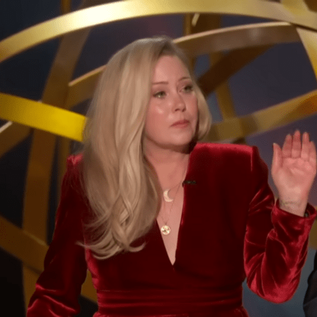 Η Κριστίνα Άπλγκεϊτ στη σκηνή των βραβείων Emmy - Σηκώθηκαν όλοι όρθιοι