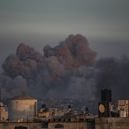 Σφοδροί βομβαρδισμοί του Ισραήλ στη νότια Γάζα, όπου αναμένονται φάρμακα για τους ομήρους
