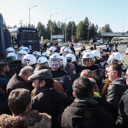Λάρισα: Ένταση μεταξύ αγροτών και αστυνομικών στον κόμβο Πλατυκάμπου