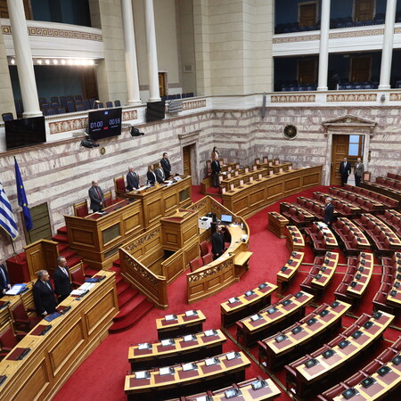 Ενός λεπτού σιγή στην ολομέλεια της βουλής για τα θύματα του Ολοκαυτώματος