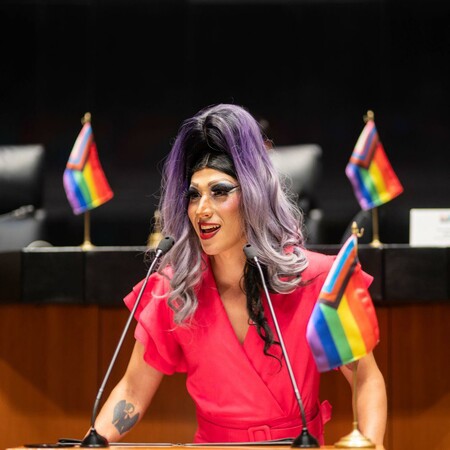 Η drag queen Amanda από το Μεξικό γράφει ιστορία με τη δική της ειδησεογραφική εκπομπή