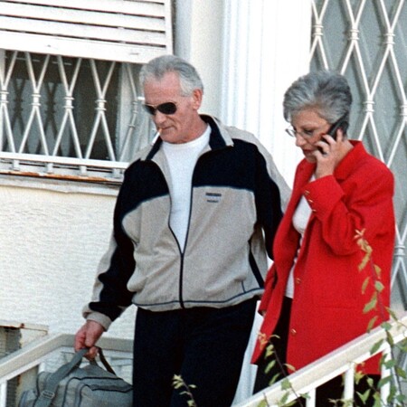 Κορυδαλλός, 25 Απριλίου 2000. Ο Βαγγέλης Ρωχάμης αποφυλακίζεται. Δίπλα του η δικηγόρος του Φωτεινή Βερνέζη - Φωτ:ΑΠΕ