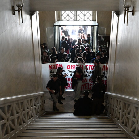 Φοιτητές στην Πρυτανεία κατά της απόλυσης του διοικητικού υπαλλήλου - Φωτογραφίες από την κινητοποίηση