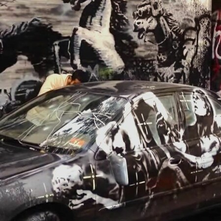 Διακόσιες χιλιάδες δολάρια για μια πόρτα αυτοκινήτου ζωγραφισμένη από τον Banksy