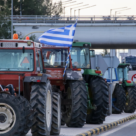 Αγρότες απέκλεισαν το κτήριο της περιφέρειας Δυτικής Μακεδονίας- Και το τελωνείο Καστοριάς