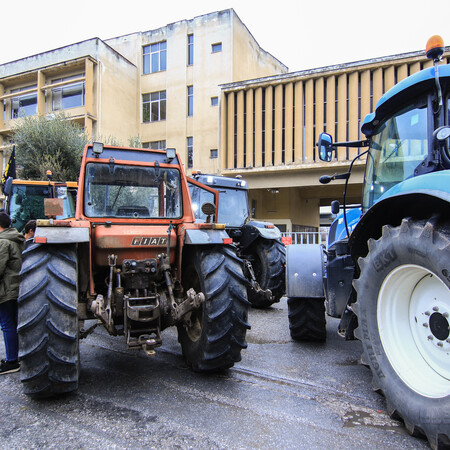Οι αγρότες μπήκαν με τα τρακτέρ στην κεντρική πλατεία της Λάρισας