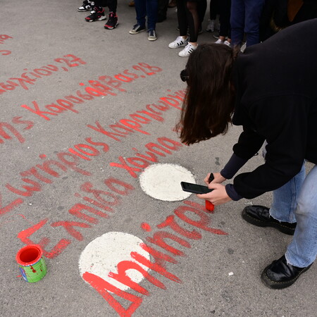 Ποιος έσβησε τελικά τα ονόματα των 57 νεκρών από τα Τέμπη έξω από τη Βουλή;- Φωτογραφία ντοκουμέντο 