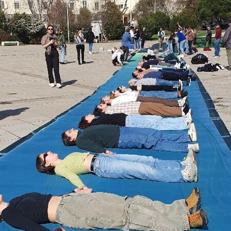 Τέμπη: Αποτύπωσαν τα 57 θύματα σε πανό 102 μέτρων με την τεχνική της κυανοτυπίας