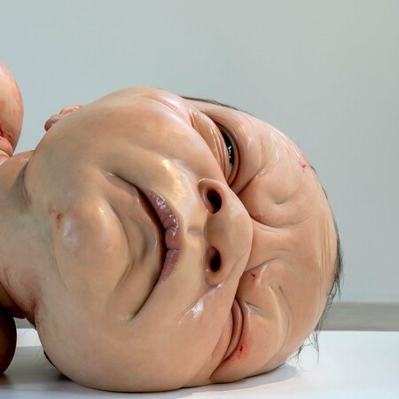 Ron Mueck: Ο γλύπτης της υπερβολής και της μεγέθυνσης των αισθημάτων