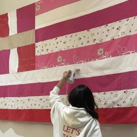 Η Αθήνα «ντύνεται» με τη ροζ σημαία της Γεωργίας Λαλέ για την Ημέρα της Γυναίκας