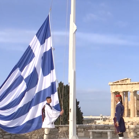 25η Μαρτίου: Δέος στην έπαρση της σημαίας στον Ιερό Βράχο της Ακρόπολης