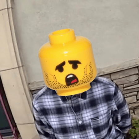 Lego κατά Αστυνομίας: Σταματήστε να βάζετε τα κεφάλια μας στις φωτογραφίες σας